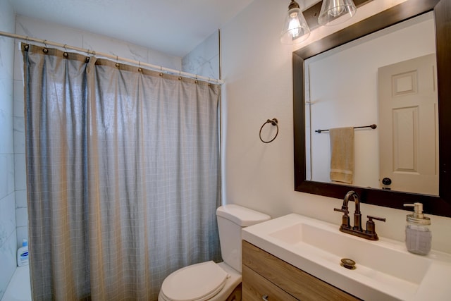 full bathroom featuring toilet, a shower with shower curtain, and vanity