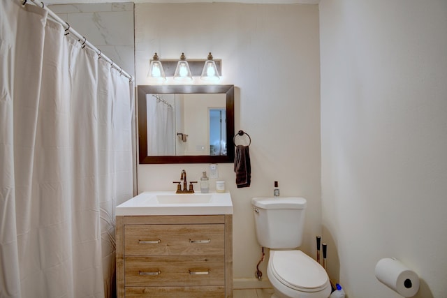 bathroom with curtained shower, vanity, and toilet