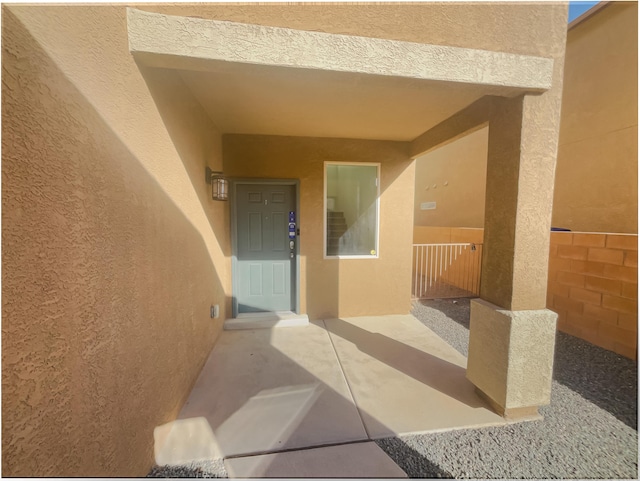 view of exterior entry featuring stucco siding