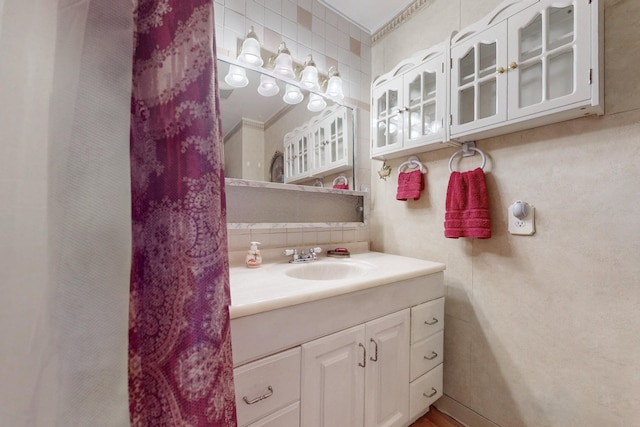 bathroom with backsplash and vanity