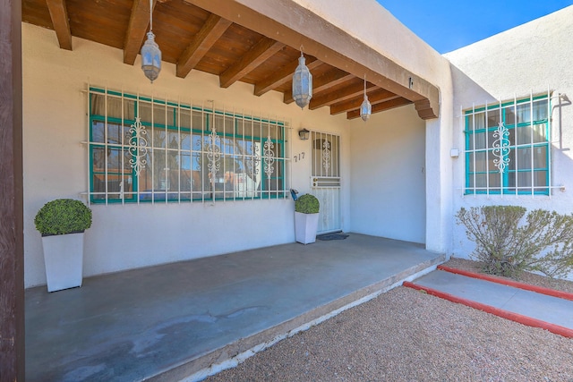 property entrance featuring stucco siding