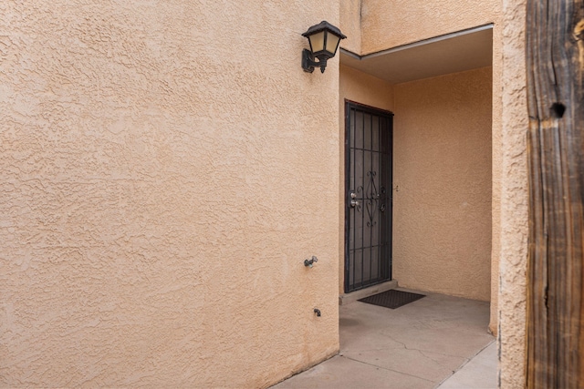 view of exterior entry featuring stucco siding