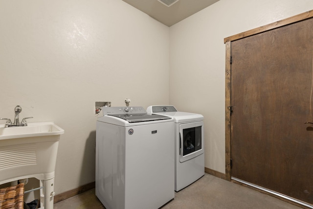 laundry room featuring laundry area, visible vents, baseboards, and independent washer and dryer