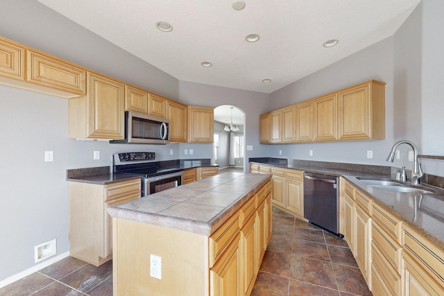 kitchen with light brown cabinets, recessed lighting, a sink, appliances with stainless steel finishes, and a center island