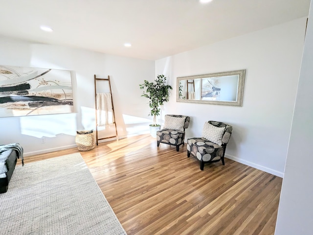 living area featuring recessed lighting, wood finished floors, and baseboards