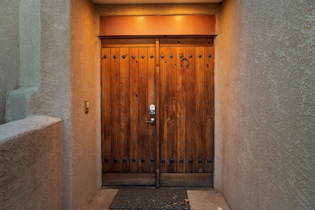 view of exterior entry with stucco siding