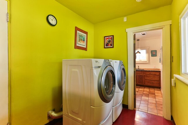 627 Fairway Rd NW, Albuquerque, NM 87107 - laundry area with independent washer and dryer and light tile patterned floors