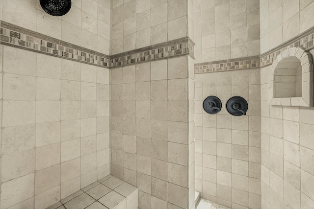 bathroom featuring tiled shower