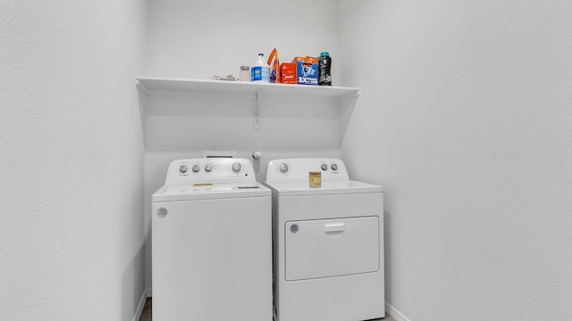 889 Tazanita Loop SE, Rio Rancho, NM 87124 - laundry room with washer and dryer and baseboards