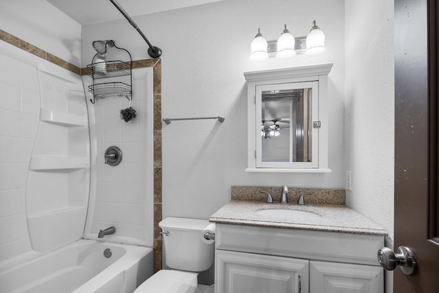 full bath featuring shower / bath combination, toilet, vanity, and a ceiling fan