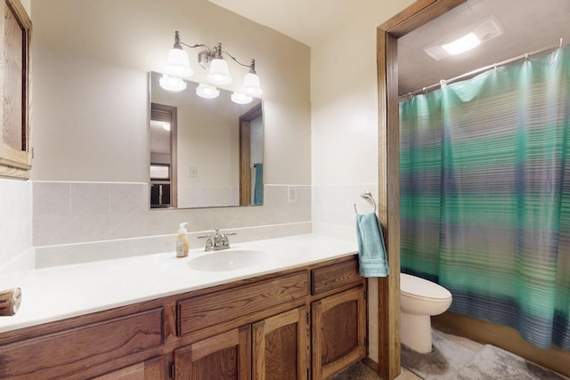 bathroom with toilet, a shower with curtain, and vanity