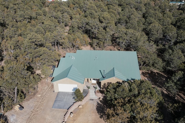 birds eye view of property featuring a wooded view