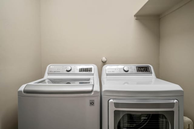 laundry room with laundry area and washing machine and clothes dryer