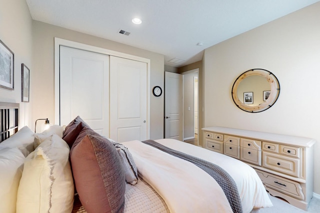 bedroom featuring baseboards, visible vents, a closet, and recessed lighting