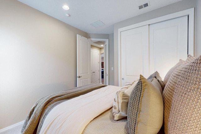 bedroom with recessed lighting, a closet, visible vents, and baseboards