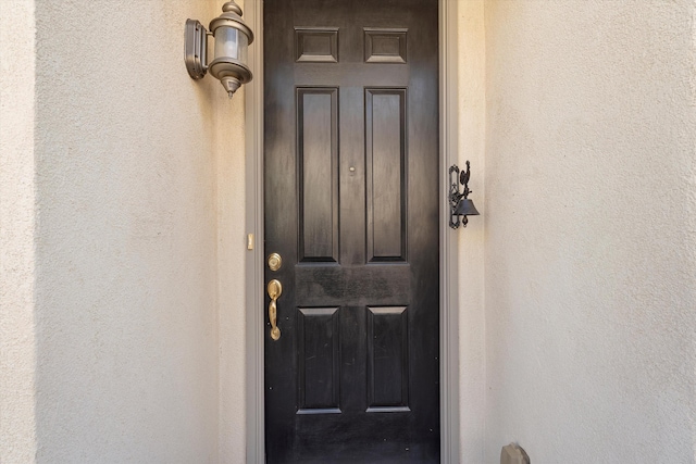 property entrance featuring stucco siding