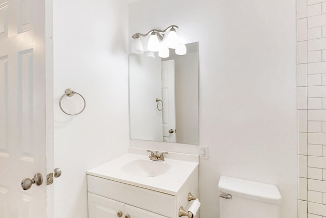 full bathroom featuring toilet, a shower, and vanity