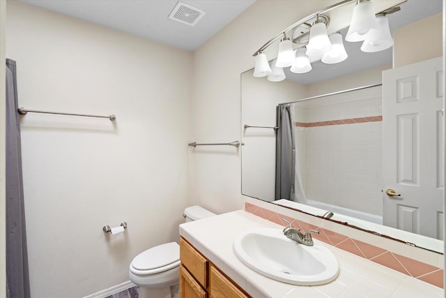 full bathroom featuring visible vents, toilet, a shower with shower curtain, baseboards, and vanity