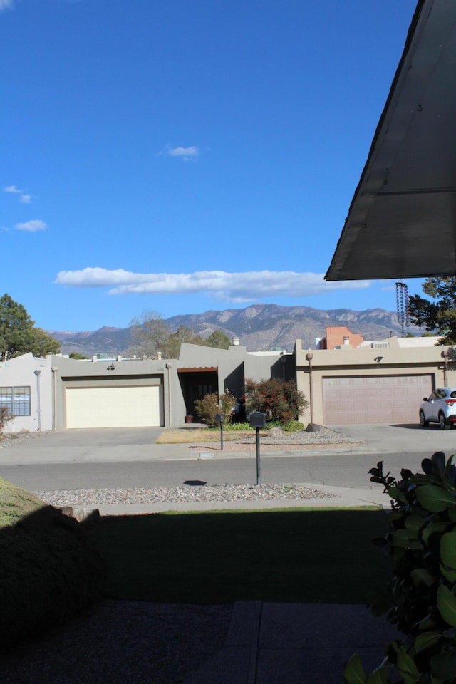 view of yard with a mountain view