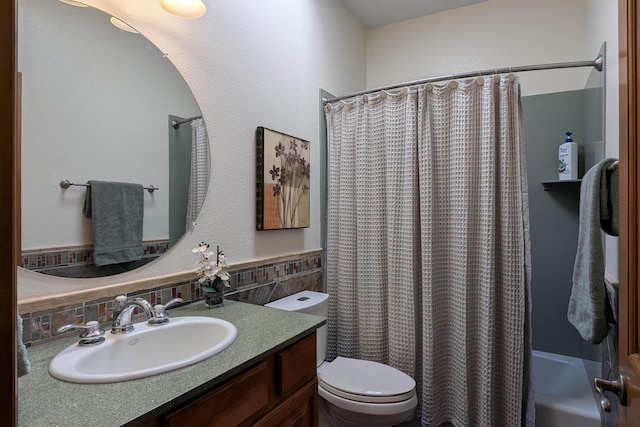 full bathroom featuring shower / bath combo with shower curtain, toilet, and vanity