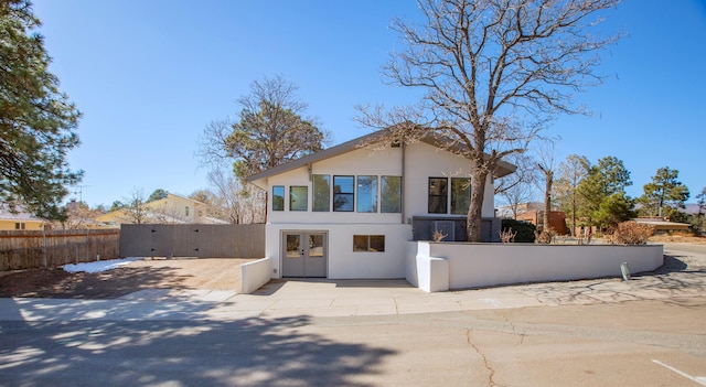 view of front of home with stucco siding and a fenced front yard