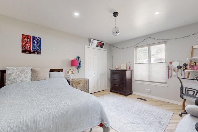 bedroom featuring baseboards, visible vents, light wood-style floors, a closet, and recessed lighting