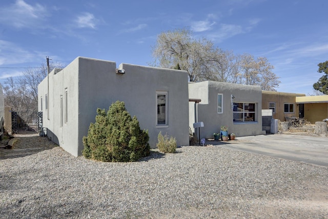 view of front facade featuring stucco siding