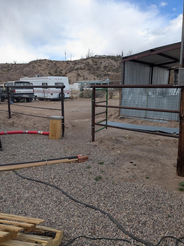 view of yard featuring an outbuilding