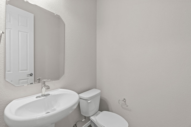8401 Twain Way NW, Albuquerque, NM 87114 - half bath featuring a sink, toilet, and a textured wall