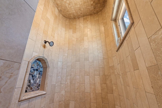 details featuring tiled shower