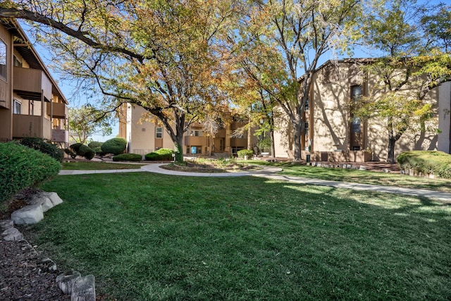 view of property's community featuring a yard