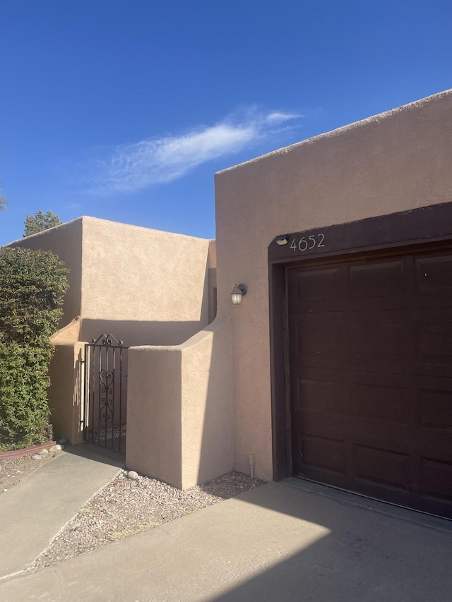 view of front facade with a garage and stucco siding