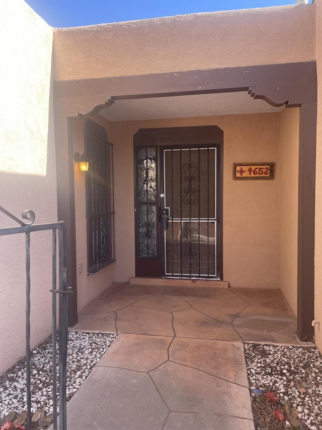 view of exterior entry with stucco siding