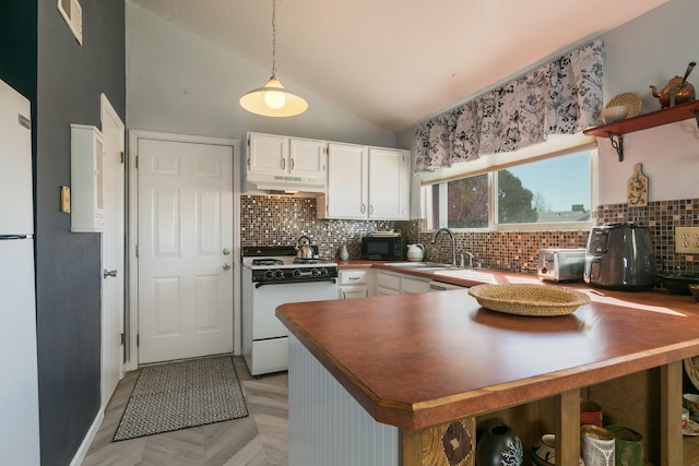 kitchen featuring a peninsula, a sink, vaulted ceiling, white range oven, and under cabinet range hood