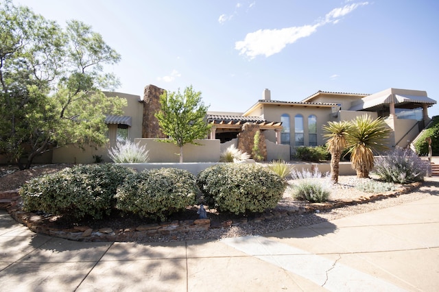 view of front of property featuring stucco siding