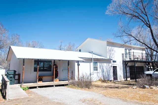 view of front of property with stucco siding and metal roof