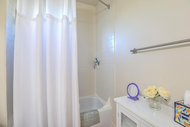 full bath with shower / bath combo with shower curtain