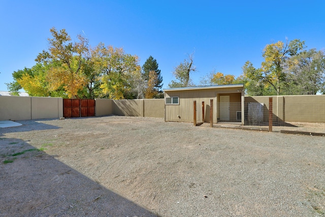 view of yard featuring an outbuilding and fence