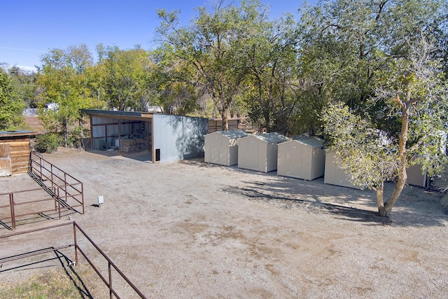 view of yard featuring an outbuilding