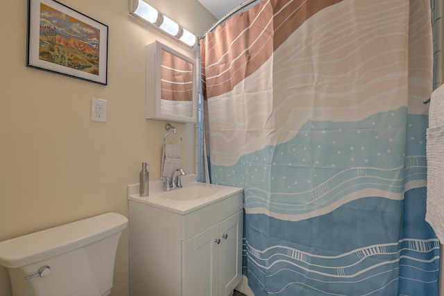 full bathroom with a shower with curtain, toilet, and vanity