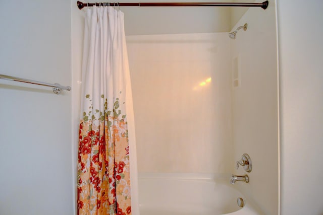 bathroom with shower / bath combo