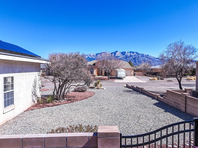 view of yard featuring a mountain view