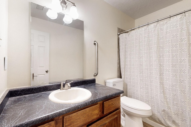 full bath with vanity, toilet, a shower with curtain, and a textured ceiling