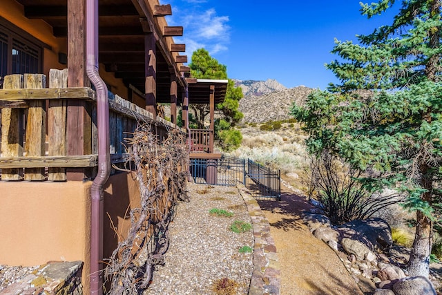 view of yard featuring a mountain view