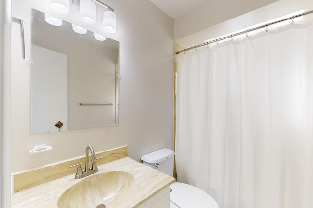 full bathroom with a shower with curtain, toilet, and vanity