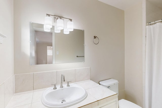 full bathroom with decorative backsplash, toilet, vanity, and a shower with curtain