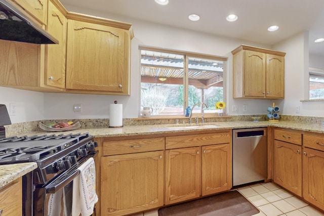 kitchen with a sink, under cabinet range hood, black gas stove, recessed lighting, and dishwasher