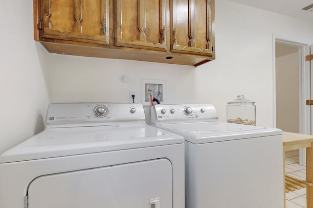 laundry room featuring visible vents, cabinet space, and washing machine and dryer