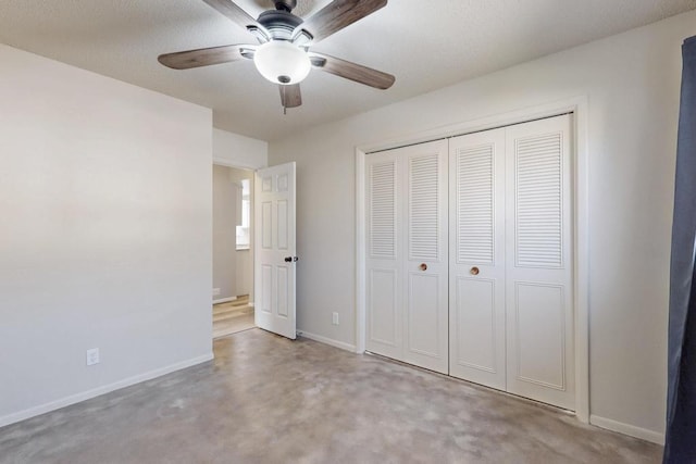 unfurnished bedroom featuring a ceiling fan, baseboards, and a closet