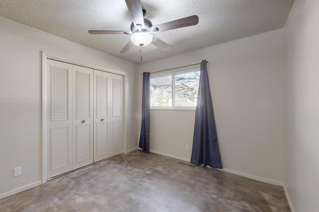 unfurnished bedroom with visible vents, a ceiling fan, a textured ceiling, a closet, and baseboards